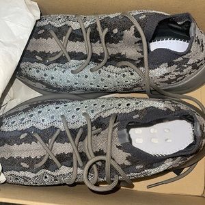 Brand new Yeezy, only missing the thing in the inside.